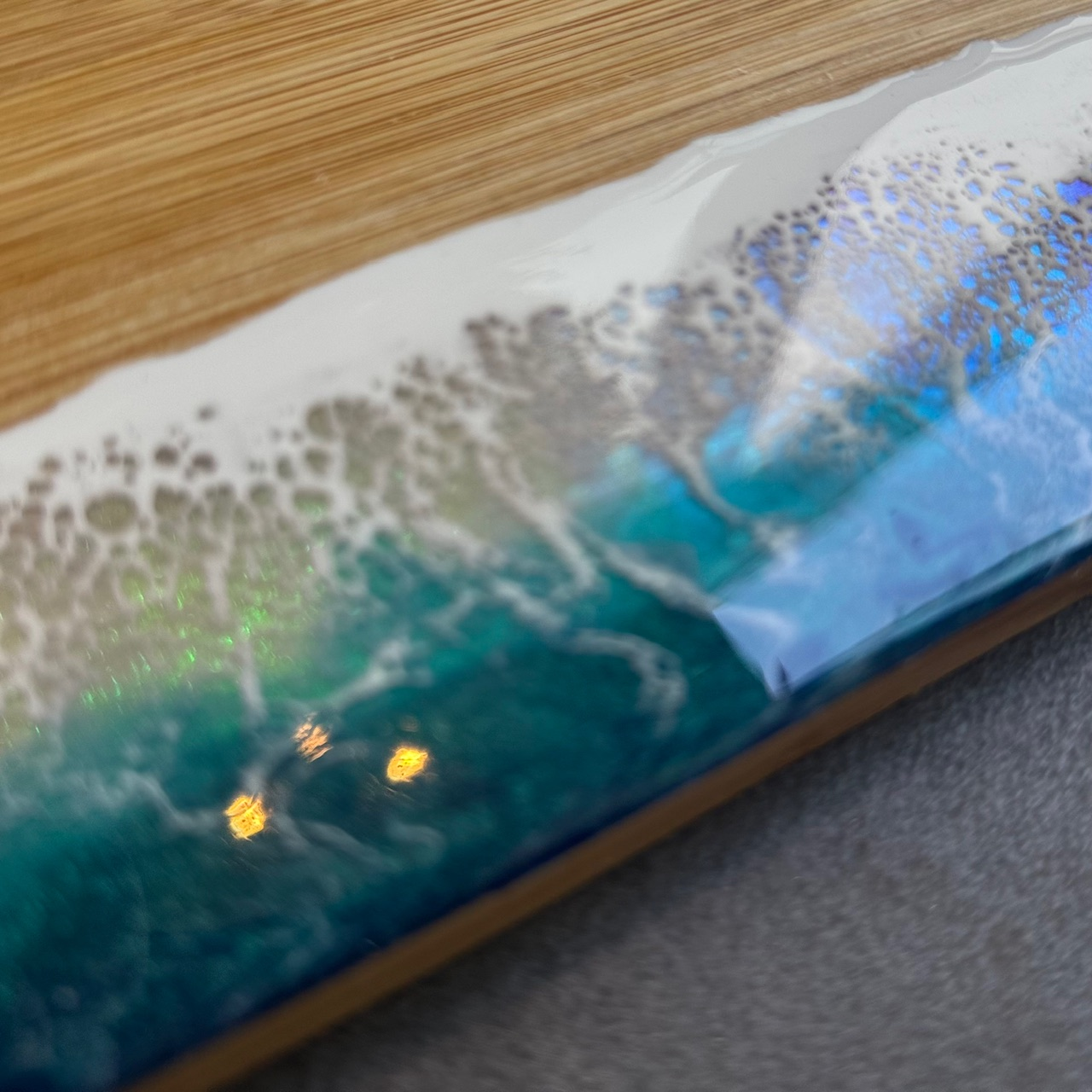 Epoxy borrelplank Ocean wit/blauw/goud maat S