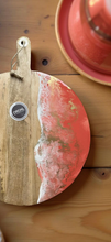 Afbeelding in Gallery-weergave laden, Luxe borrelplank met epoxy koraal/wit/goud
