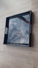Video laden en afspelen in Gallery-weergave, Vierkant zwart houten dienblad met epoxy versiering
