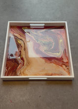 Video laden en afspelen in Gallery-weergave, Vierkant houten dienblad met epoxy versiering
