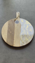 Video laden en afspelen in Gallery-weergave, Luxe XL ronde borrelplank Deluxe beige/wit/goud
