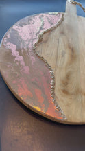 Video laden en afspelen in Gallery-weergave, XL ronde epoxy borrelplank Deluxe rosé brons/beige/goud/wit
