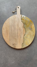 Load and play video in Gallery viewer, XL ronde epoxy borrelplank Deluxe oker/zilvergrijs/goud
