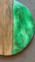 Load and play video in Gallery viewer, XL ronde epoxy borrelplank Deluxe groen/wit/gouden steentjes
