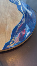 Video laden en afspelen in Gallery-weergave, XL ronde epoxy borrelplank Deluxe donkerblauw/fuchsia/goud/wit

