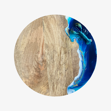 Load image into Gallery viewer, Epoxy borrelplank Ø39 cm met blauwe kreeft decoratie
